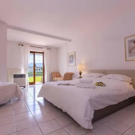 Lake Como Apartment. Pool, Tennis, Walk To Lake Mezzegra