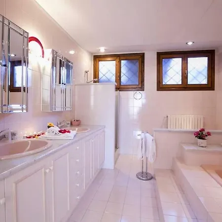Lake Como Apartment. Pool, Tennis, Walk To Lake Lejlighed *