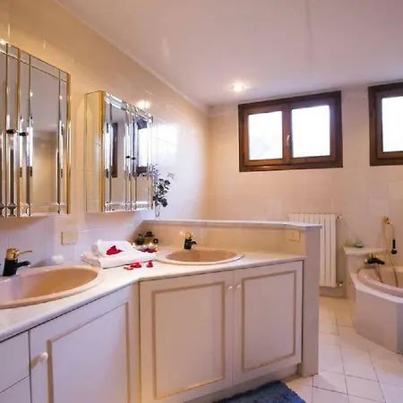 Lake Como Apartment. Pool, Tennis, Walk To Lake Lejlighed