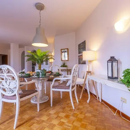 Lake Como Apartment. Pool, Tennis, Walk To Lake Daire *