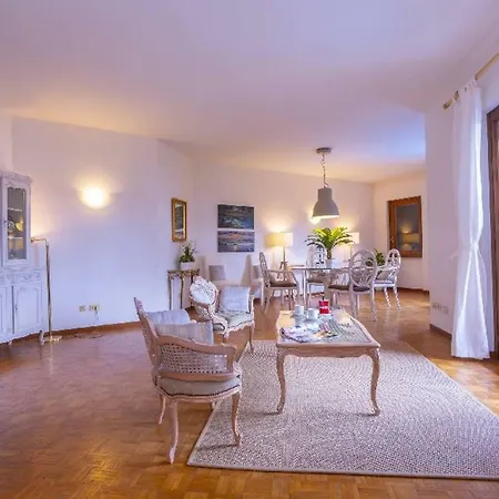 Daire Lake Como Apartment. Pool, Tennis, Walk To Lake *
