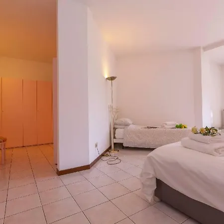 Lake Como Apartment. Pool, Tennis, Walk To Lake Daire *
