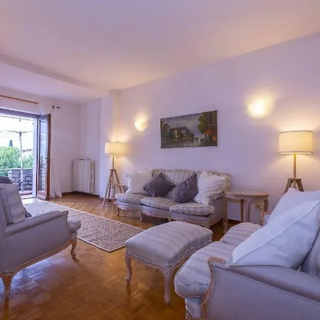 Lake Como Apartment. Pool, Tennis, Walk To Lake Mezzegra